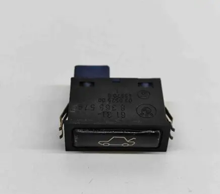 BMW 7 E38 Tailgate/boot open switch button 8365579