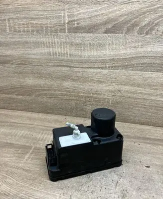 Volkswagen PASSAT B4 Central locking vacuum pump 1H0962257G