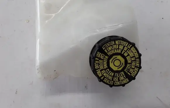 Volvo XC60 Brake fluid reservoir 31381420