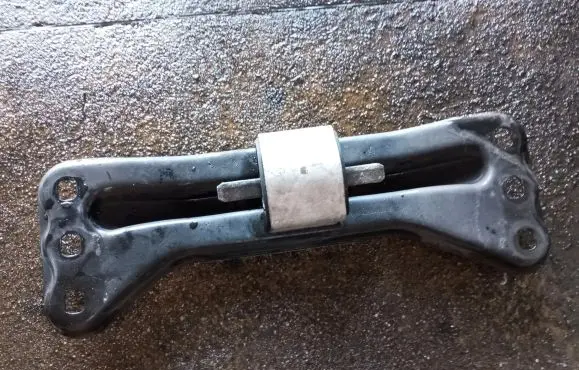Mercedes-Benz CLS C218 X218 Gearbox mounting bracket A2122422201