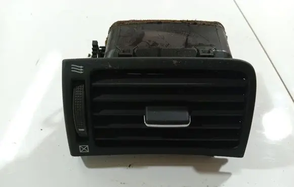 Toyota Avensis T250 Dash center air vent grill