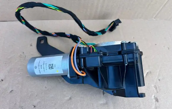 Volkswagen Transporter - Caravelle T7 Front door soft close latching motor (coupe) 7T0843459C