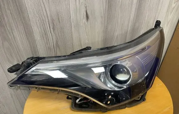Toyota Avensis T270 Headlight/headlamp 811700540