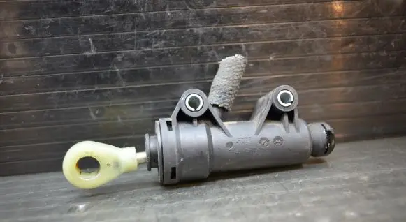 BMW 1 E81 E87 Clutch master cylinder 6773670