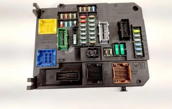 Peugeot 308 Fuse module 9806687880