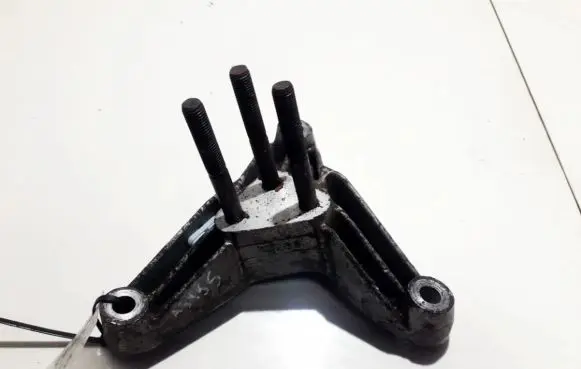 Volvo S40, V40 Engine mounting bracket MR222150