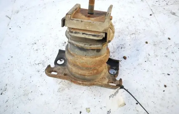 Nissan Pathfinder R51 Engine mount bracket