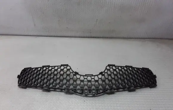 Toyota Yaris Front bumper upper radiator grill