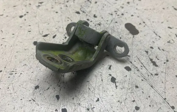 Nissan X-Trail T30 Front door lower hinge 