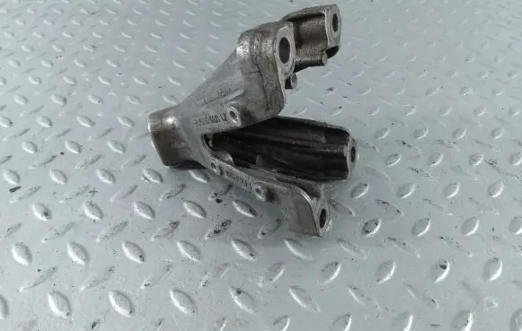 Engine mounting bracket