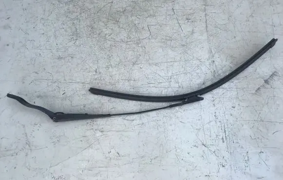 Opel Astra J Windshield/front glass wiper blade 13284136