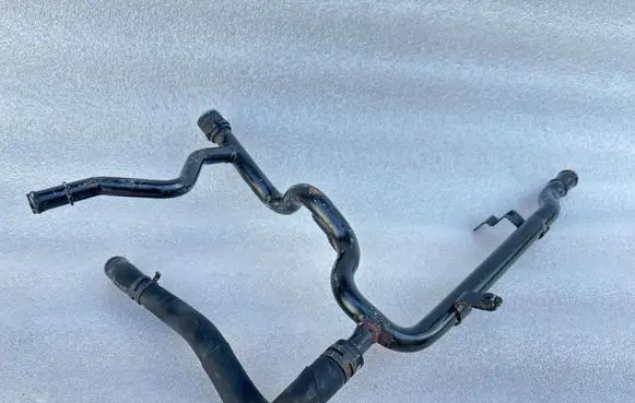 Engine coolant pipe/hose