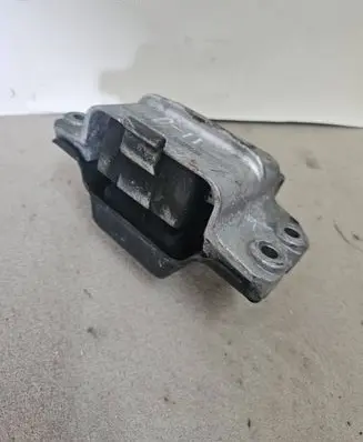 Volkswagen Golf V Engine mount bracket