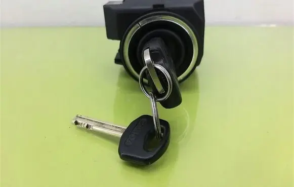 Mercedes-Benz E W210 Ignition lock 2105450208