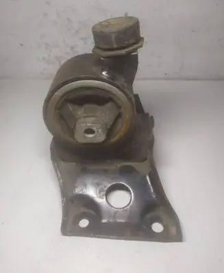 Nissan Primera Engine mount bracket
