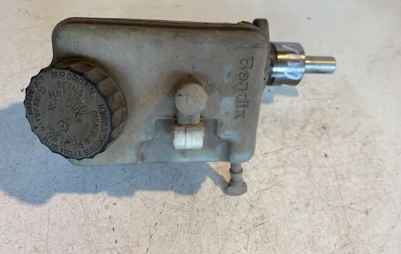 Master brake cylinder