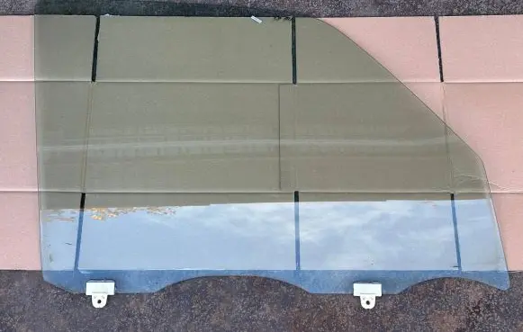 Nissan Patrol Y61 Front door window glass four-door 80300VB000