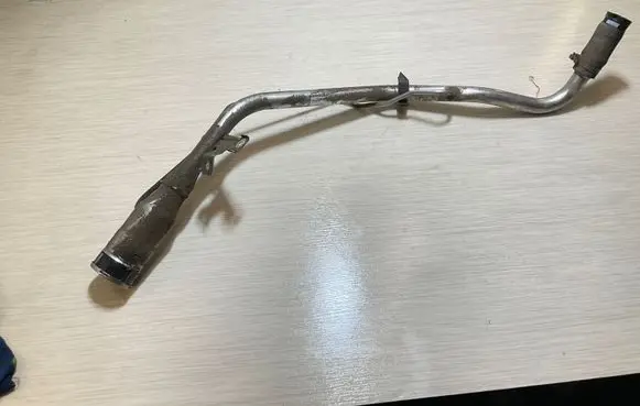 Volvo XC90 Fuel tank filler neck pipe P31355105 1T161712001B