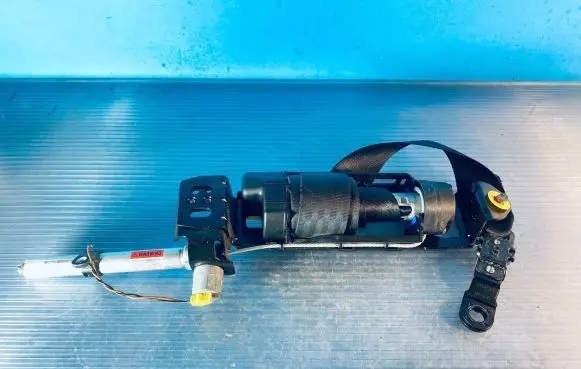 Volvo V50 Front seatbelt 6252552188