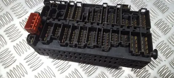 Volkswagen Golf III Fuse box set 357937039