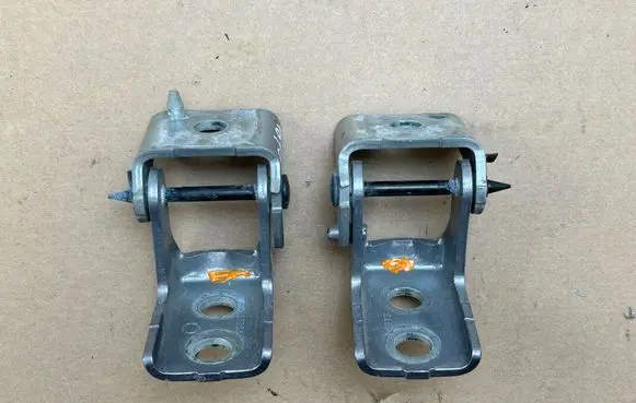 Opel Mokka B Rear door upper hinge 