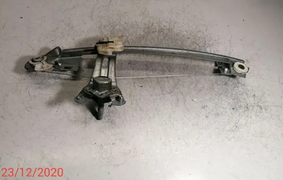 Rear door manual window regulator