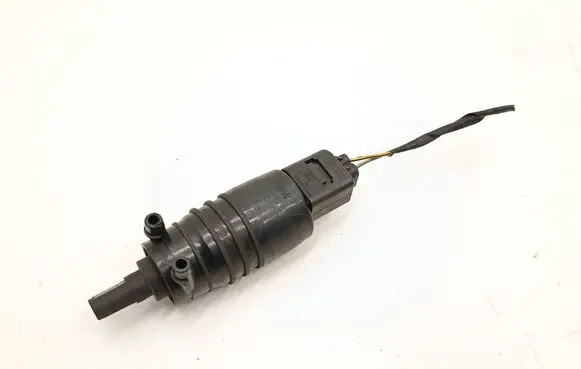 BMW 2 F46 Windscreen/windshield washer pump 7388349 8364516