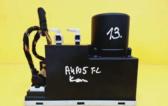 Audi A4 S4 B5 8D Central locking vacuum pump 8D0862257B