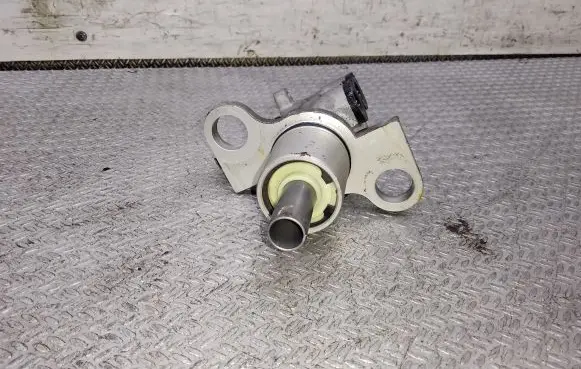 Audi A8 S8 D2 4D Master brake cylinder