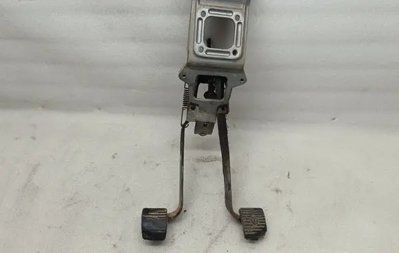 Volkswagen Transporter - Caravelle T3 Pedal assembly 251721111B