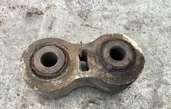 Volvo XC90 Engine mount bracket