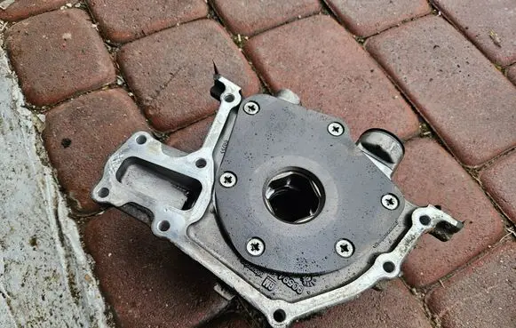 Opel Insignia A Oil pump 55566000-