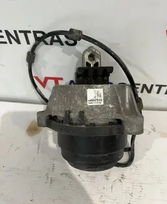 BMW 5 G30 G31 Engine mount bracket 6860478