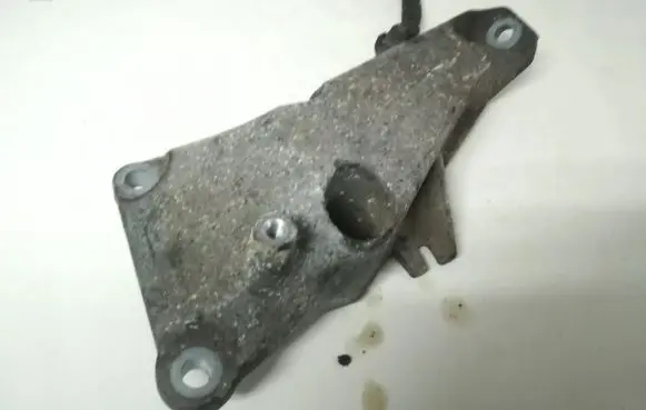 BMW 1 E81 E87 Engine mounting bracket 22116760307