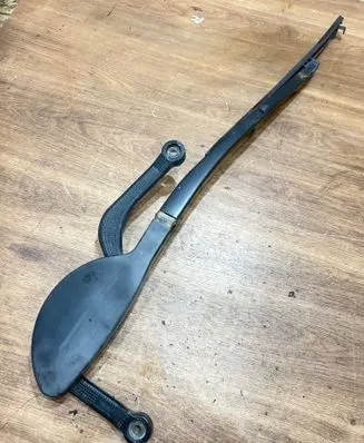BMW 5 E39 Front wiper blade arm 8209880