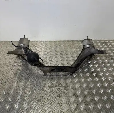 Volkswagen Touareg II Engine mounting bracket 7L0199207A