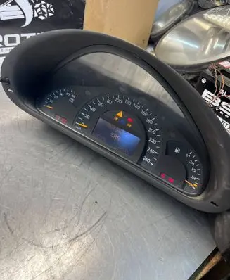 Speedometer (instrument cluster)