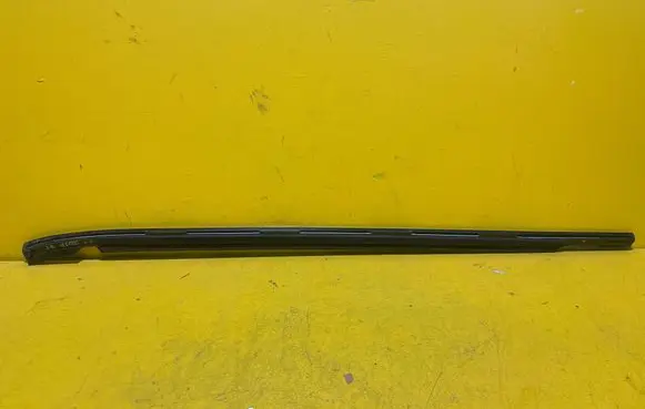 Seat Leon (1P) Rear door glass trim molding 