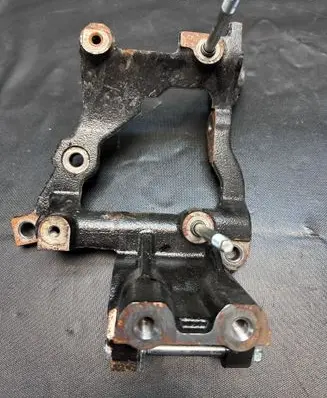 Toyota Hilux VIII A/C compressor mount bracket 55Z