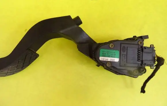 Volkswagen PASSAT B5 Accelerator throttle pedal 8D2721523B