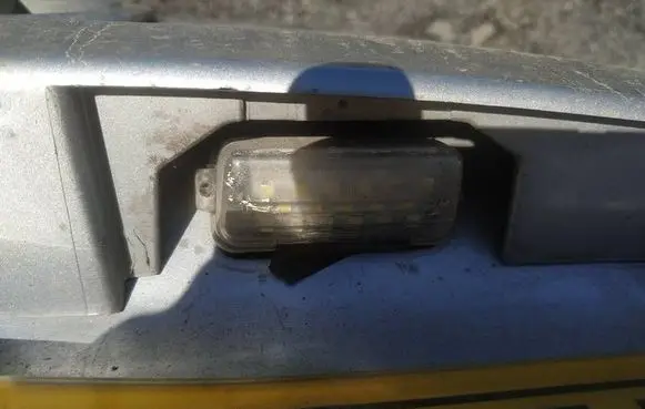 Toyota Avensis T270 Number plate light