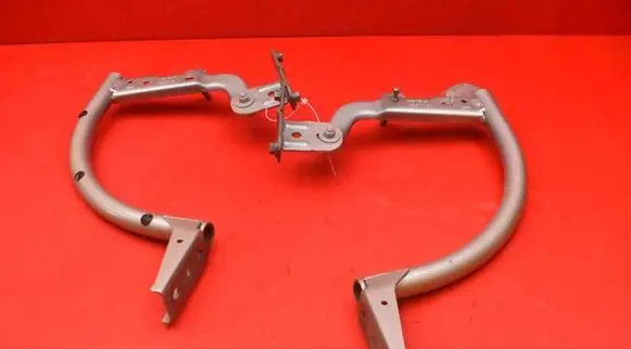 Tailgate/trunk/boot hinge
