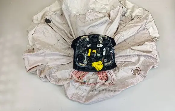 Steering wheel airbag