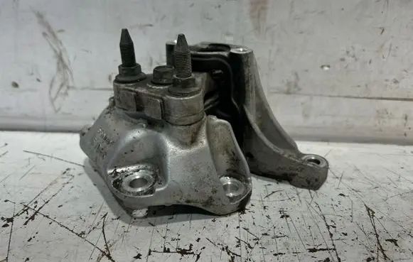 Honda FR-V Engine mount bracket 