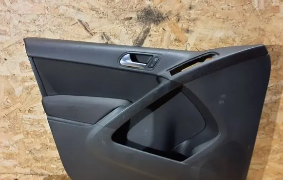 Volkswagen Tiguan Front door card panel trim 5N0867011