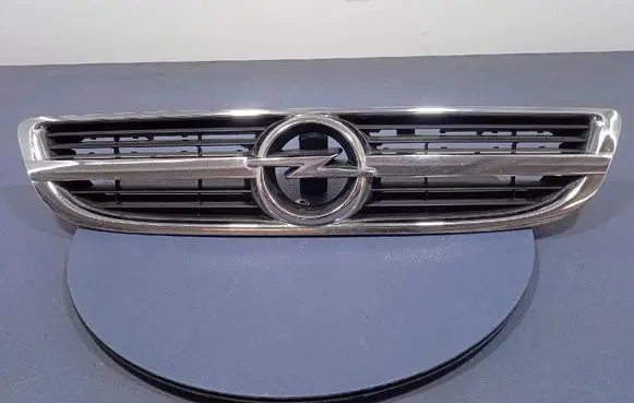 Opel Zafira B Front grill 24453538