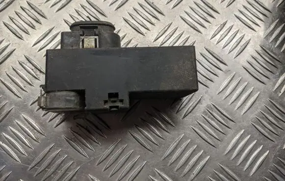 Volkswagen Golf III Coolant fan relay 898722000 357919506D