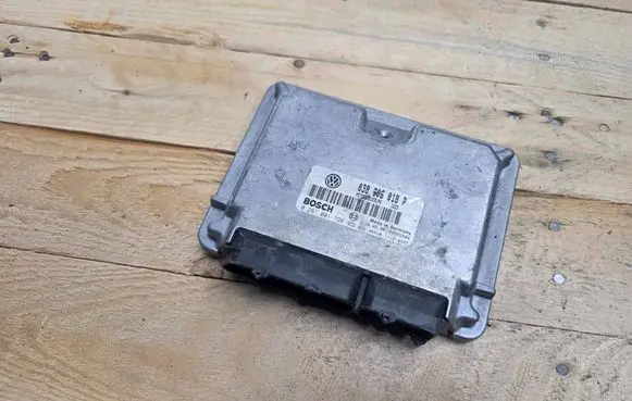 Volkswagen PASSAT B5 Engine control unit/module 038906018P