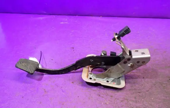 Mitsubishi Outlander Brake pedal