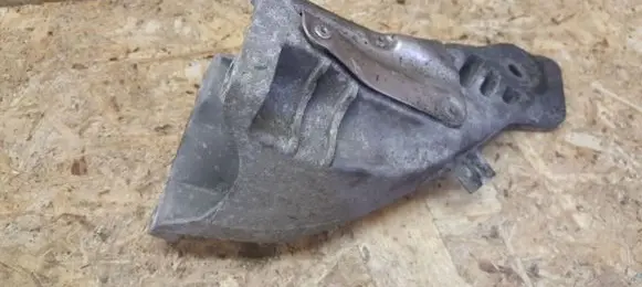 BMW 5 E60 E61 Engine mounting bracket 6777056
